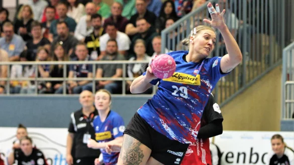 Erster Bundesliga-Einsatz der Saison 2023/24: Die HSG Blomberg-Lippe, hier mit Kreisl&auml;uferin Stefani Kaiser, peilt in Zwickau die ersten Punkte an. Archivfoto: Oliver K&ouml;nig - &copy; Oliver K&ouml;nig