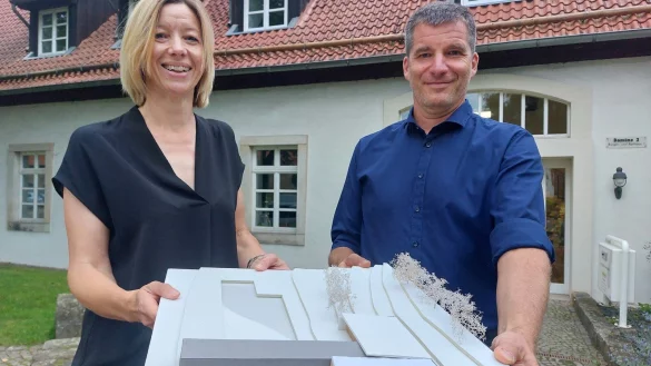 Architektin Miriam M&ouml;llenbrok und Freibad-Betreiber Frank Erbs haben im Rathaus die Pl&auml;ne f&uuml;r die Sanierung des Freibads erl&auml;utert. Das Modell zeigt, wie das Freibad hinterher aussehen soll. - &copy; Michaela Wei&szlig;e