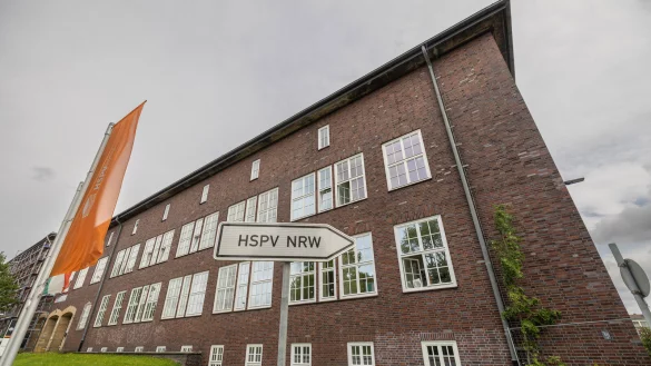 Der Bielefelder Standort der Hochschule für Polizei und öffentliche Verwaltung (HSPV) Am Stadtholz steht in der Kritik. Zu viele Studierende führen zu Brandschutzproblemen. - © Oliver Krato