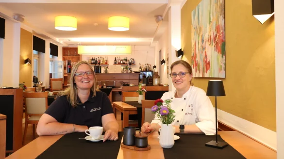 Helene Gehrt (links) und Michaela Ober sitzen im Restaurant "Stadtgefl&uuml;ster" in ihrem Altstadt Hotel. - &copy; Alexandra Schaller