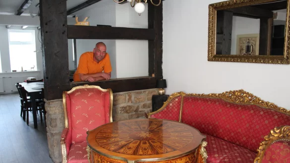 Christian Schulze hat ein Faible für Antiquitäten und den offenen Wohnbereich entsprechend eingerichtet. - © Sandra Castrup