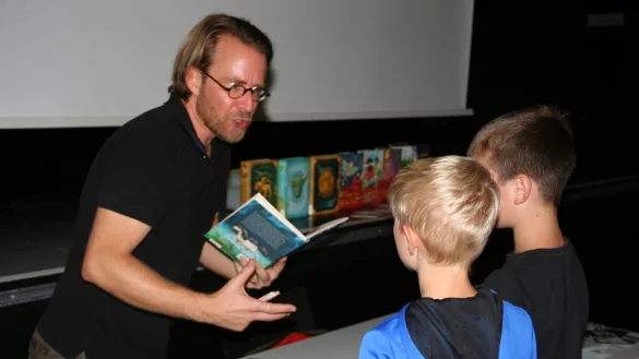 Einige Sch&uuml;ler waren so begeistert, dass sie Simak B&uuml;chel anschlie&szlig;end um ein Autogramm baten. - &copy; Knut Dinter