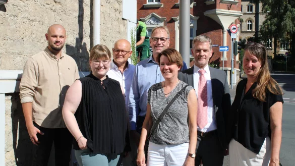 Setzen sich f&uuml;r soziale Angebote in Lippe ein: Thomas Frank (von links), Laura Hesse, Anton Schuff, Dieter B&ouml;kemeier, Claudia Gre&szlig;er, Rainer Kle&szlig;mann und Katrin B&uuml;ker. - &copy; Nico D&uuml;llmann