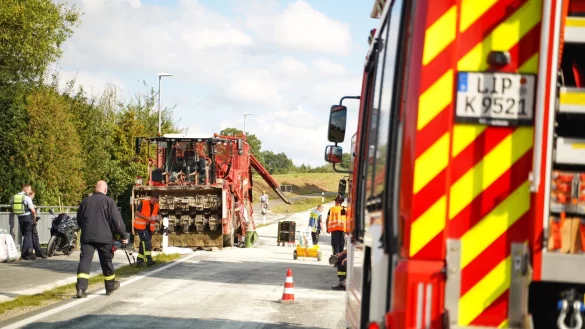 Ein R&uuml;benroder hat am Sonntagnachmittag jede Menge Hydraulik&ouml;l auf der Hohenhauser Stra&szlig;e verloren. - &copy; Freitag TV
