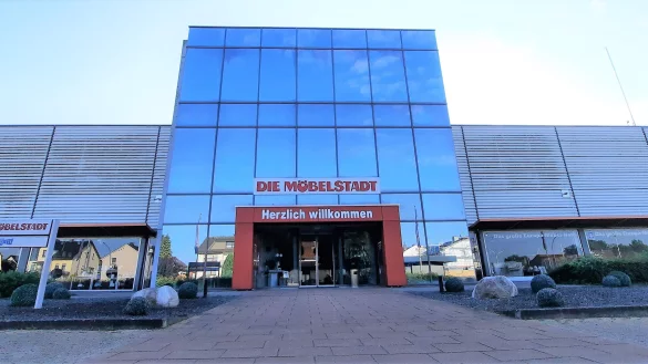 Das große Möbelhaus in Steinheim soll umgebaut werden. Dafür wird es kommendes Jahr zwischenzeitlich geschlossen. Foto: David Schellenberg - © David Schellenberg