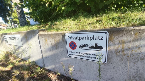 Widerrechtlich parkende Fahrzeuge werden auf eigene Kosten abgeschleppt. Doch statt des Abschleppens bekommen die Falschparker wenige Wochen sp&auml;ter einen Strafbescheid in dreistelliger H&ouml;he. - &copy; Anastasia von Fugler