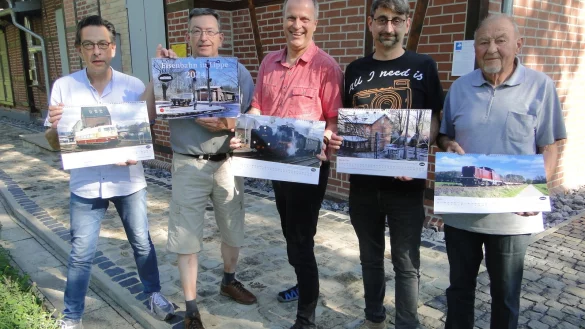 Stellen den neuen Kalender der Eisenbahnfreunde Lippe am Bahnhof Ehlenbruch vor, der beim Tag der offenen T&uuml;r &uuml;ber den Ladentisch gehen soll: Andreas Heyden (von links), Dirk Schneider, Dr. Hans Jacobs, Klaus Schuler und Fritz Schneider. - &copy; Hajo G&auml;rtner