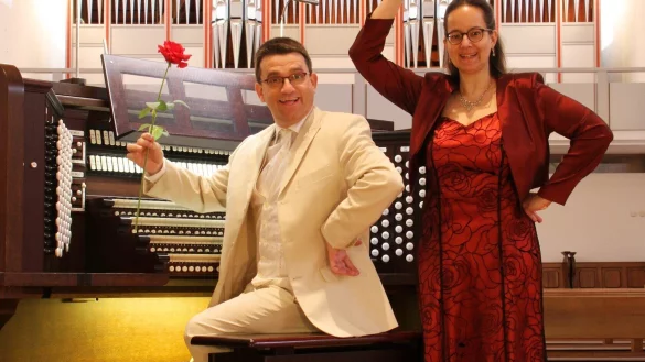 Iris und Carsten Lenz versprechen ein schwung- und humorvolles Orgelkonzert. - © Iris und Carsten Lenz