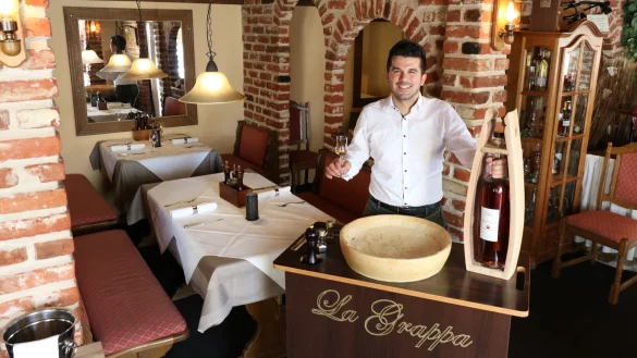 Rocco Maiolo steht im "La Grappa". F&uuml;r die Nudeln im Parmesanlaib kommen unz&auml;hlige Besucher nach Heidenoldendorf. - &copy; Alexandra Schaller