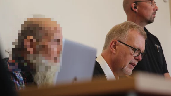 Der 71-j&auml;hrige Beschuldigte nimmt an der Seite seines Verteidigers Rechtsanwalt Johannes Salmen aus Lage Platz. Da der Mandant sehr schwerh&ouml;rig ist, bekommt er eine schriftliche Dolmetscherin an die Seite gestellt. - &copy; Janet K&ouml;nig