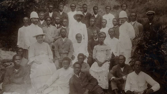 Der Lemgoer Missionar Wilhelm Fricke (mit Tropenhelm, rechts) im Kreise seiner jungen Anh&auml;nger Anfang des 20. Jahrhunderts im Hochland von Togo. Foto: Staatsarchiv Bremen - &copy; sdaasddasd