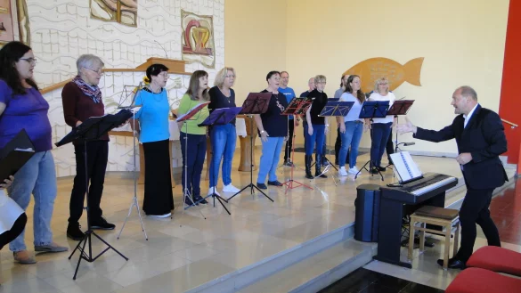 Chor-Dompteur Markus Güldenbrink weiß sein 16-köpfiges Ensemble zu führen: Güldenbrinks Körpereinsatz beim Dirigieren ist außergewöhnlich, aber enorm effektiv. - © Hajo Gärtner