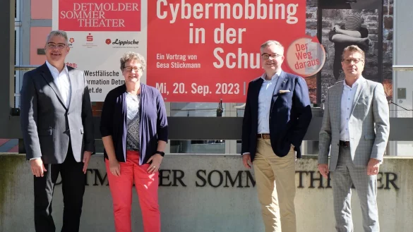 Gemeinsam gegen Cybermobbing und f&uuml;r Pr&auml;vention: Franz-Gerd Br&ouml;kel (Sparkasse Paderborn-Detmold-H&ouml;xter), Dr. A. Heinrike Heil (Stiftung &bdquo;F&uuml;r Lippe&ldquo;), Sven Limberg (Lippischen Landesbrandversicherung) und Jochen Ehrhardt (Detmolder Sommertheater, von links). - &copy; Karen Hansmeier/Detmolder Sommertheater