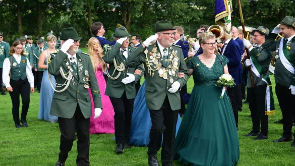 Das Kaiserpaar Detlef Kneese und Susanne Matiszik genie&szlig;en ihren gro&szlig;en Auftritt - &copy; Nicole Ellerbrake