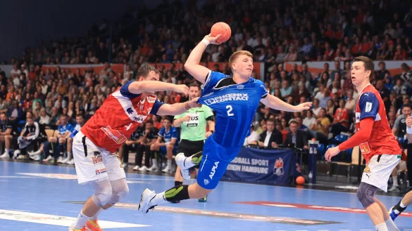 Lukas Hutecek (Mitte) flutscht an Andreas Magaard (links) und Azat Valiullin vorbei. Foto: Ralf Homburg/Lobeca - &copy; Lobeca/RH