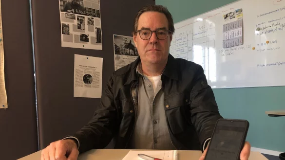 Matthias Hilker zeigt in der LZ-Redaktion auf seinem Handy die Hilfsseite der Telekom. Geholfen wurde ihm bisher nicht. - &copy; Sven Kienscherf