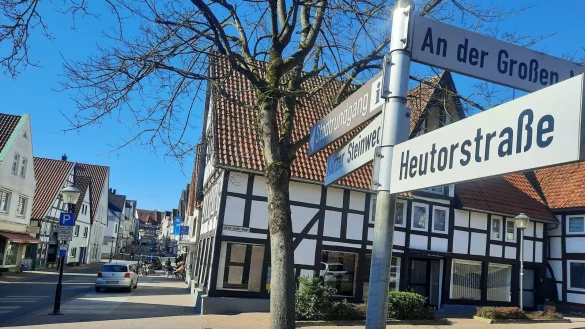 Blomberg plant, die ehemaligen inneren Stadteing&auml;nge, unter anderem in der Heutorstra&szlig;e, durch Betons&auml;ulen nachzubilden. Aufgrund der Haushaltssperre wird die Ma&szlig;nahme jetzt allerdings verschoben. - &copy; Archivfoto: Michaela Wei&szlig;e
