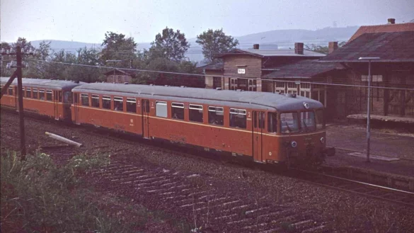Ein Triebwagen der Deutschen Bundesbahn ist auf diesem etwa 1970 entstandenen Foto im Bahnhof Bega zu sehen. - &copy; Klaus M&uuml;ller/Sammlung Ralf Maritschnigg