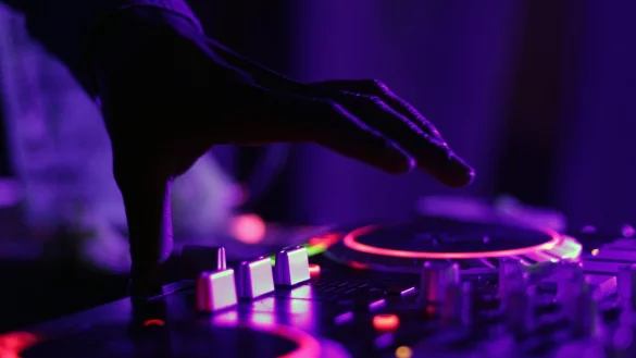 Der Detmolder Marktplatz wird zum Dancefloor f&uuml;r die Silent Disco. DJs legen Musik auf. - &copy; Symbolbild Pixabay