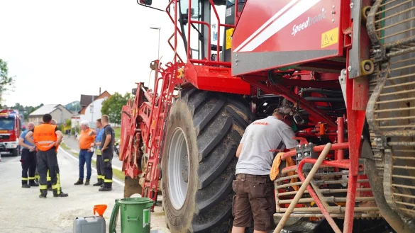 Nach dem Unfall muss die Stra&szlig;e f&uuml;r mehrere Stunden gesperrt werden. - &copy; FreitagTV
