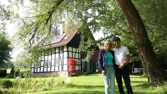 Martina und Prof. Dr. Gunther Olesch vor ihrem denkmalgeschützten Fachwerkhaus in Oberschönhagen. - © Alexandra Schaller