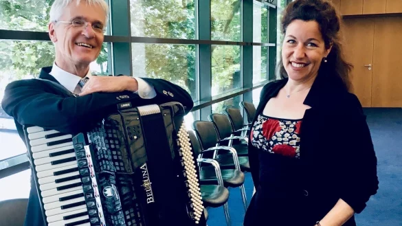 Ulrike Wahren (rechts) und Harald Kiesslich spielen ein Konzert als Hommage an die Chanson-S&auml;ngerin Edith Piaf. - &copy; Deutsch-Franz&ouml;sische Gesellschaft Detmold
