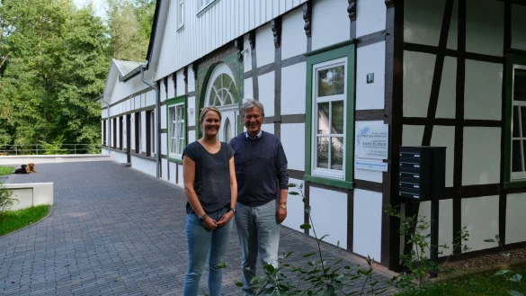 Der Kardiologe, Internist und Spezialist für anthroposophische Medizin, Joachim Hötzel, mit seiner Tochter Anna Gneuß vor dem ehemaligen Restarant "Dschingis Khan". In dem hinteren Teil des Gebäudes an der Straße "Im Siekertal" befindet sich die neue Praxis. - © Nicole Bliesener