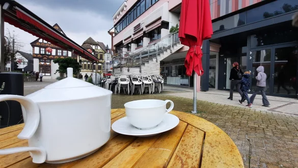 Jetzt ist das Caf&eacute; &uuml;berraschend geschlossen, die St&uuml;hle angekettet. Kaffee wird hier erstmal nicht mehr ausgeschenkt. - &copy; David Schellenberg