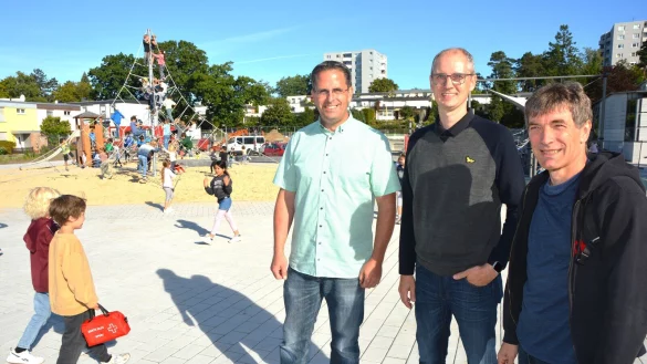 Schulleiter Markus Landerbarthold, Marc Pla&szlig;mann und Thomas Reimeier von der Stadt (von links) auf dem Schulhof in der S&uuml;dstadt, der jetzt neue M&ouml;glichkeiten f&uuml;r die Kinder bietet. Foto: Karin Prignitz - &copy; Karin Prignitz
