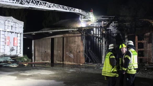 Etwa 150 Quadratmeter der 400 Quadratmeter gro&szlig;en Halle an der Ladestra&szlig;e haben gebrannt. - &copy; Daniel Hobein / Feuerwehr Bad Salzuflen