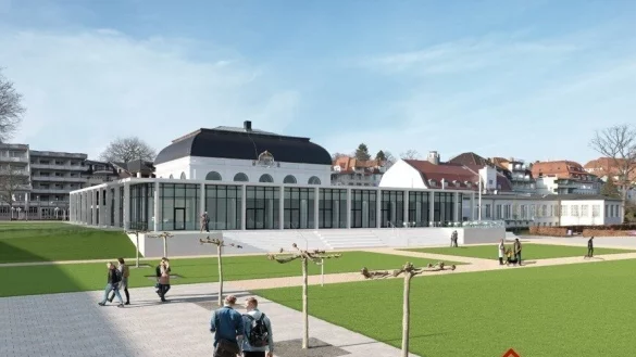 So stellen sich die Planer der Firma Eggersmann das "neue" Kurhaus vor. Einzig der Galasaal mit dem erh&ouml;hten Dach bliebe erhalten, "drumherum" w&uuml;rden neue Geb&auml;udeteile mit viel Fensterfl&auml;che entstehen. Hier der Blick vom Kurpark aus. - &copy; Firma Eggersmann