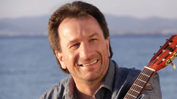 Clemens Bittlinger kommt gemeinsam mit Andi Weiss und Albert Frey nach B&ouml;singfeld. - &copy; Bildrechte: FeG Extertal