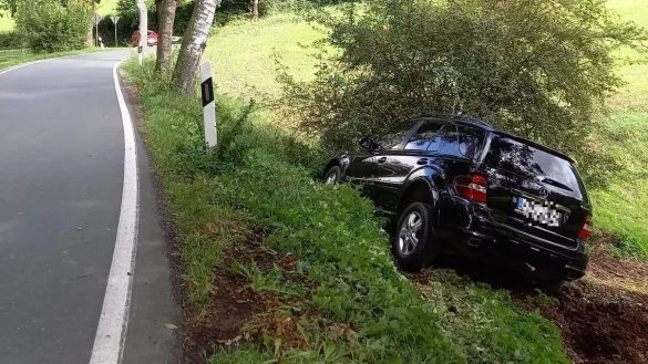Der 77-j&auml;hrige Fahrer dieses Mercedes ist bei dem Unfall in Talle unverletzt geblieben. - &copy; Marion Rademacher