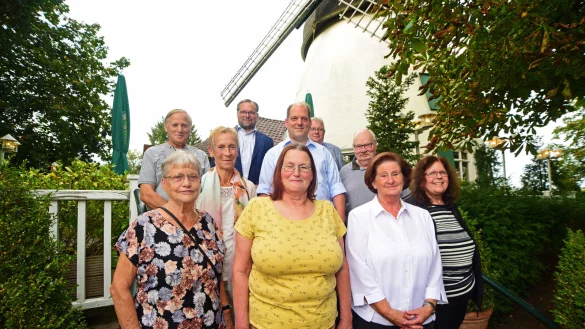 Max Giesdorf und Jens Brugiel (ganz hinten) danken Heide Brinkmann, Ingelore Kliem, B&auml;rbel W&auml;ser, Renate Burkart (vorne, von links) sowie Karl-Heinz Brokmann, Claudia Sch&auml;fer, Max Giesdorf, Maik Skorina, Jens Bugiel, Gerhard Rockmann (mittlere Reihe, von links) f&uuml;r ihre langj&auml;hrige Zuverl&auml;ssigkeit. - &copy; Nicole Ellerbrake