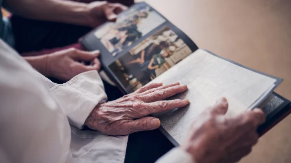 Das Ansehen eines Fotoalbums kann bei Demenzpatienten Erinnerungen wecken. Altes bleibt l&auml;nger im Ged&auml;chtnis. - &copy; Bildmaterial kann kostenfrei genutzt werden, Bildnachweis/Fotograf: Martin B&uuml;hler - Martin B&uuml;hler
