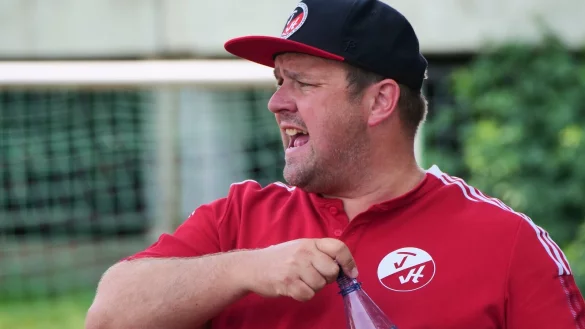 Noch ist die Flasche voll bei Heidens Trainer Alexander Grau. - &copy; J&ouml;rg Hagemann