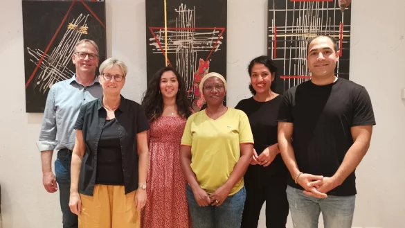 Marktplatzgespr&auml;ch mit (von links) Dieter B&ouml;kemeier, Sabine Hartmann (beide Lippische Landeskirche), Aylin Sayin (Theologiestudentin), Faraja Mwakapeje (Lippische Landeskirche), Sarah Vecera (Vereinte Evangelische Mission) und Mohsen Amininia (Internationaler Bibelkreis der Lippischen Landeskirche). - &copy; Lippische Landeskirche