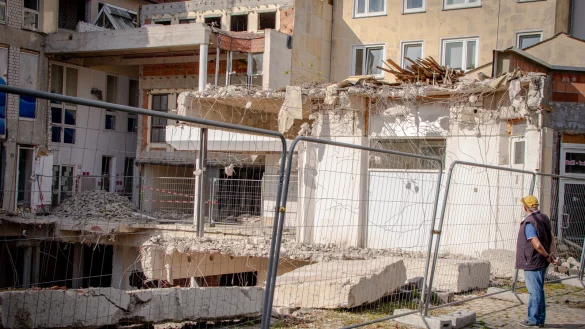Die Reste der Galerie Hornsches Tor gleichen einem Puppenhaus. Während die Front an der Hornschen Straße noch steht, ist die Rückseite des Gebäudes bereits abgetragen. In den angrenzenden Wohnungen vibrieren Tag für Tag die Wände. - © Raphael Bartling