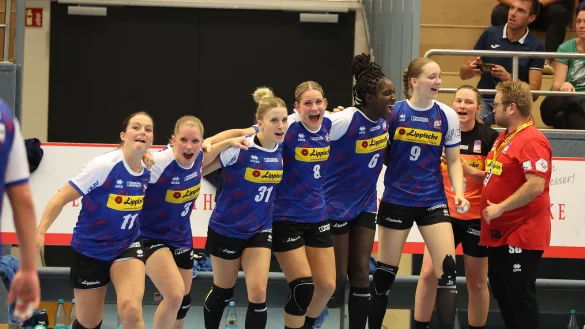 Da sind die n&auml;chsten beiden Punkte im Sack. Die Blomberger Spielerinnen mit (von links) Lisa Rajes, Laura R&uuml;ffieux, Alexia Hauf, Lisa Frey, Laetitia Quist, Nieke K&uuml;hne und Melanie Veith sowie Trainer Steffen Virkner freuen sich &uuml;ber den Kantersieg gegen Halle-Neustadt. - &copy; Paul Cohen