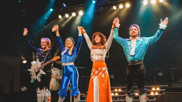 Die weltbesten Doppelg&auml;nger von Musikikonen wie ABBA betreten am Samstag die B&uuml;hne auf dem Detmolder Schlossplatz. - &copy; NOVA - Creative Productions