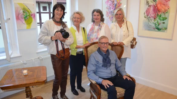 Der Galerist Andreas Greve (Bildmitte) zeigt in der neuen Ausstellung „Esthetique“ unter anderem Werke der Fotografin Ute Kronshage. Außerdem sind Werke von Christine Venjakob, Susanne Claesberg und Kirsten Kneip (hinten, von links) zu sehen. Bei der Vernissage waren die Künstler Mirko Volpi, Redzep Memisevic und „ATEM“ nicht anwesend. - © Georg Kälble