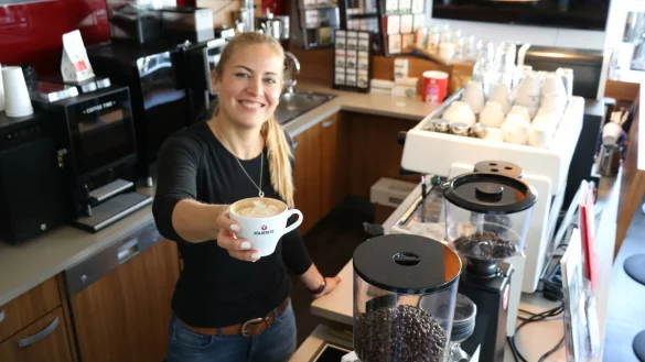 Lisa Cramer ist Barista und bei "Joliente" in Detmold und hier unter anderem f&uuml;r den Vertrieb zust&auml;ndig. Und: Sie gibt Schulungen rund ums Thema Kaffee. - &copy; Alexandra Schaller