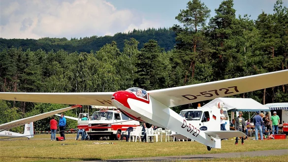 Start der legendären K 8b, die das Kürzel D 5727 trägt. Noch heute nutzt der Segelflugverein das bewährte Modell aus den 60er Jahren für den Übungsbetrieb. Repro: Horst Biere / Quelle: Segelflugverein Herford - © Repro: Horst Biere / Quelle: Segelflugverein Herford