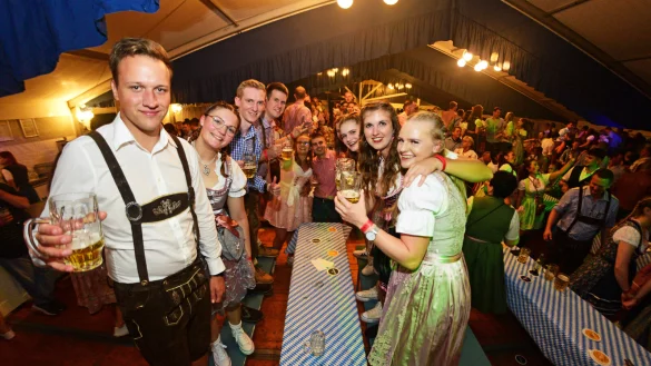 Tanzen und Feiern auf Tischen und B&auml;nken - das geh&ouml;rt in Bad Meinberg zum Standardprogramm. - &copy; Nicole Ellerbrake