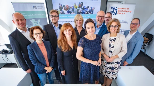 Vereint f&uuml;r die Integration zugewanderter Arbeitskr&auml;fte: Marc Sebastian Alex vom Jobcenter Bielefeld (v.r.), Katrin Ruhnau (Miele), Michael Wennemann (IHK Lippe), Klaus L&uuml;tkemeier, Regierungspr&auml;sidentin Anna Katharina B&ouml;lling, Sabine Stallbaum (AWO), Marike Tabor (Initiative f&uuml;r Besch&auml;ftigung), Moritz Lippa (Netzwerk Lippe), Susan Klaus (HBZ Brackwede) und Carl-Christian Goll (Handwerkskammer OWL). - &copy; Mike-Dennis Mller / www.mdm.photo