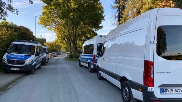 Die Polizei ist mit vier Mannschaftswagen sowie mehreren zivilen Fahrzeugen an der Alten Stra&szlig;e in Kleinenbremen im Einsatz. - &copy; Thomas Lieske