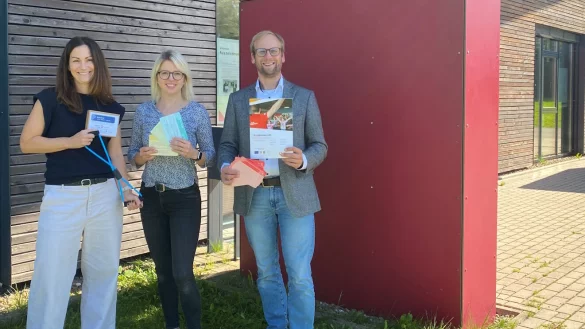 Sehen viel Potential durch Bewegung im Schulalltag: (von links) Karen Zereike (Leiterin Fachdienst L&auml;ndliche Entwicklung und Innovation des Kreises Lippe), Sina Harst und Barntrups B&uuml;rgermeister Borris Ortmeier. - &copy; Kreis Lippe