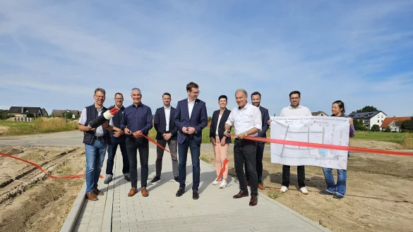 Sumaiya Sherif, Karsten Bertram (hinten von rechts, Bauleitung), Malte Kiel, Petra Kotzian, Andre J&auml;ger (SBoden) und Tim Nehm (Westfalen Weser Netz) haben mit Erschlie&szlig;ung und Vermarktung des Baubebietes Obere B&uuml;lt zu tun. Michael Wippermann, Gesch&auml;ftsf&uuml;hrer der Stadtwerke Lage) hat ein Fernw&auml;rme-Hausanschlusst&uuml;ck dabei, Beigeordneter Thorsten Paulussen, B&uuml;rgermeister Matthias Kalkreuter und der Gesch&auml;ftsf&uuml;hrer der SBoden, Oliver Klitzke, zerschneiden das Band, denn jetzt sollen die ersten Grundst&uuml;cke verkauft werden. - &copy; Astrid Sewing