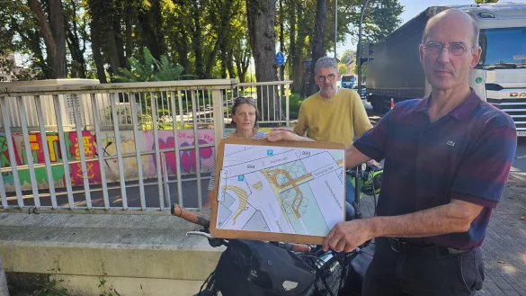 Hanns-J&uuml;rgen Hammesfahr (Gr&uuml;ne) zeigt seinen Plan, den er nach exakten Ma&szlig;en angefertigt hat. Alle B&auml;ume sind eingezeichnet - keiner m&uuml;sste gef&auml;llt werden, wenn die Unterf&uuml;hrung eine &Uuml;berf&uuml;hrung bek&auml;me. Die Gr&uuml;nen Petra Kuhfus und Gerhard Bicker sind ebenfalls von dem Vorschlag &uuml;berzeugt. - &copy; Astrid Sewing
