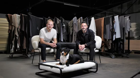 Marvin Burmeier (links) und Marcus Baumgartner sind Buciano und produzieren in Lieme Hundebetten und Kissen für den anspruchsvollen Hundefreund. Produkttesterin Paula hat es sich auf dem Bett auf einem dünneren Kissen gemütlich gemacht, für den Boden gibt es die dickere Variante. - © Buciano
